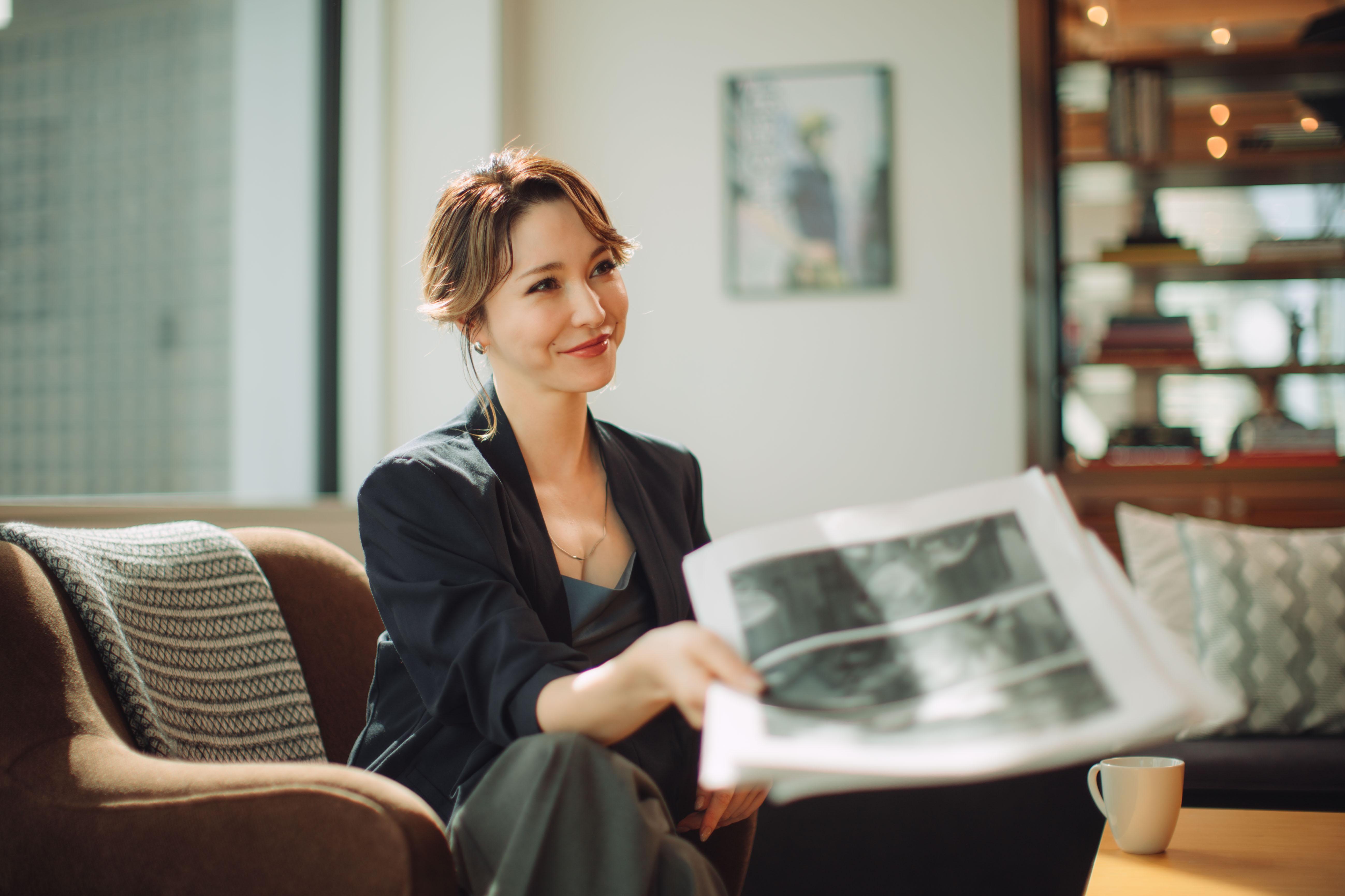 日本混血女神藤井Lena久休復出客串新歌MV。