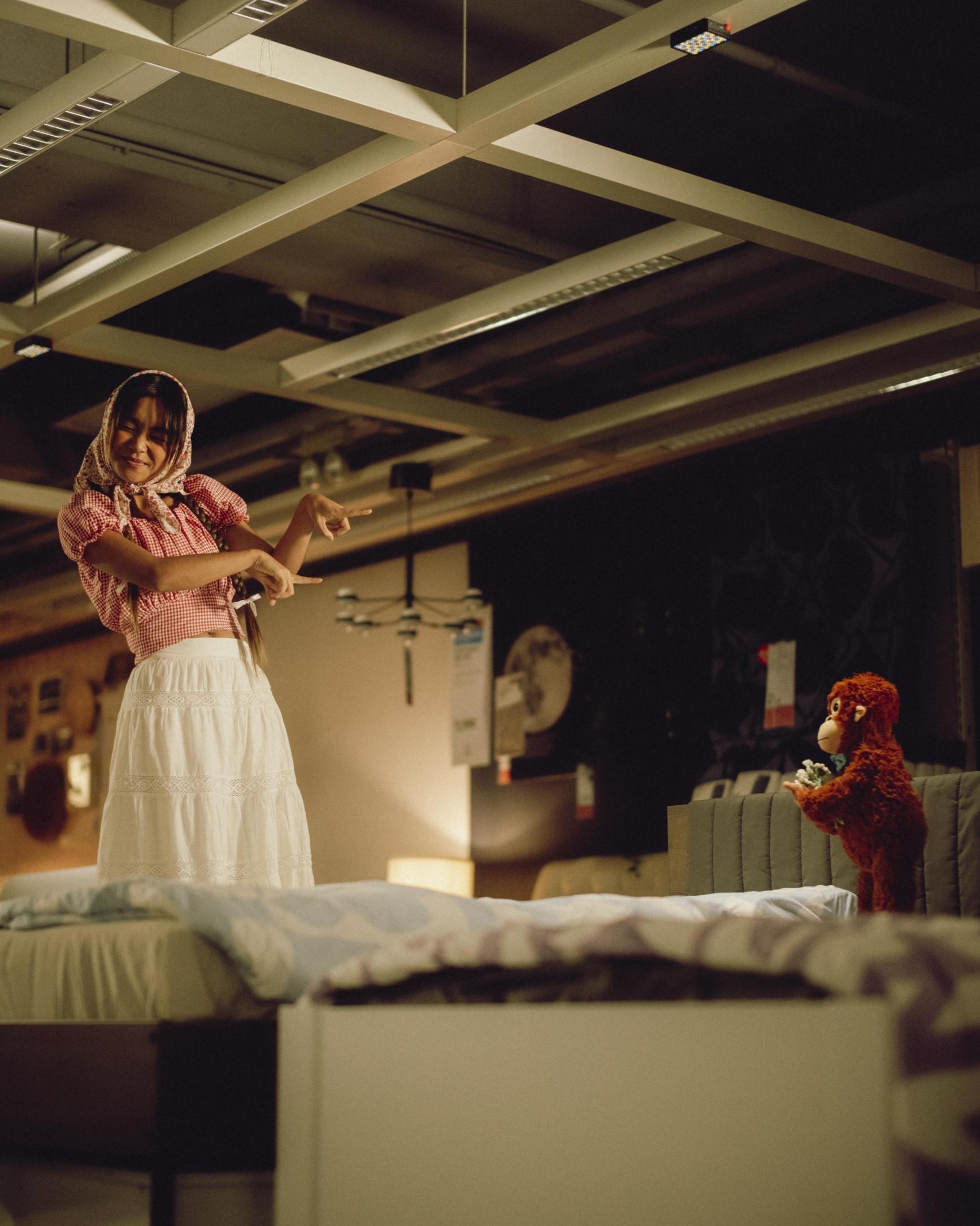 Moon Tang為新歌《房屋供應問題》拍MV接正黑雨紅雨,搞到拍攝改期又滯留。