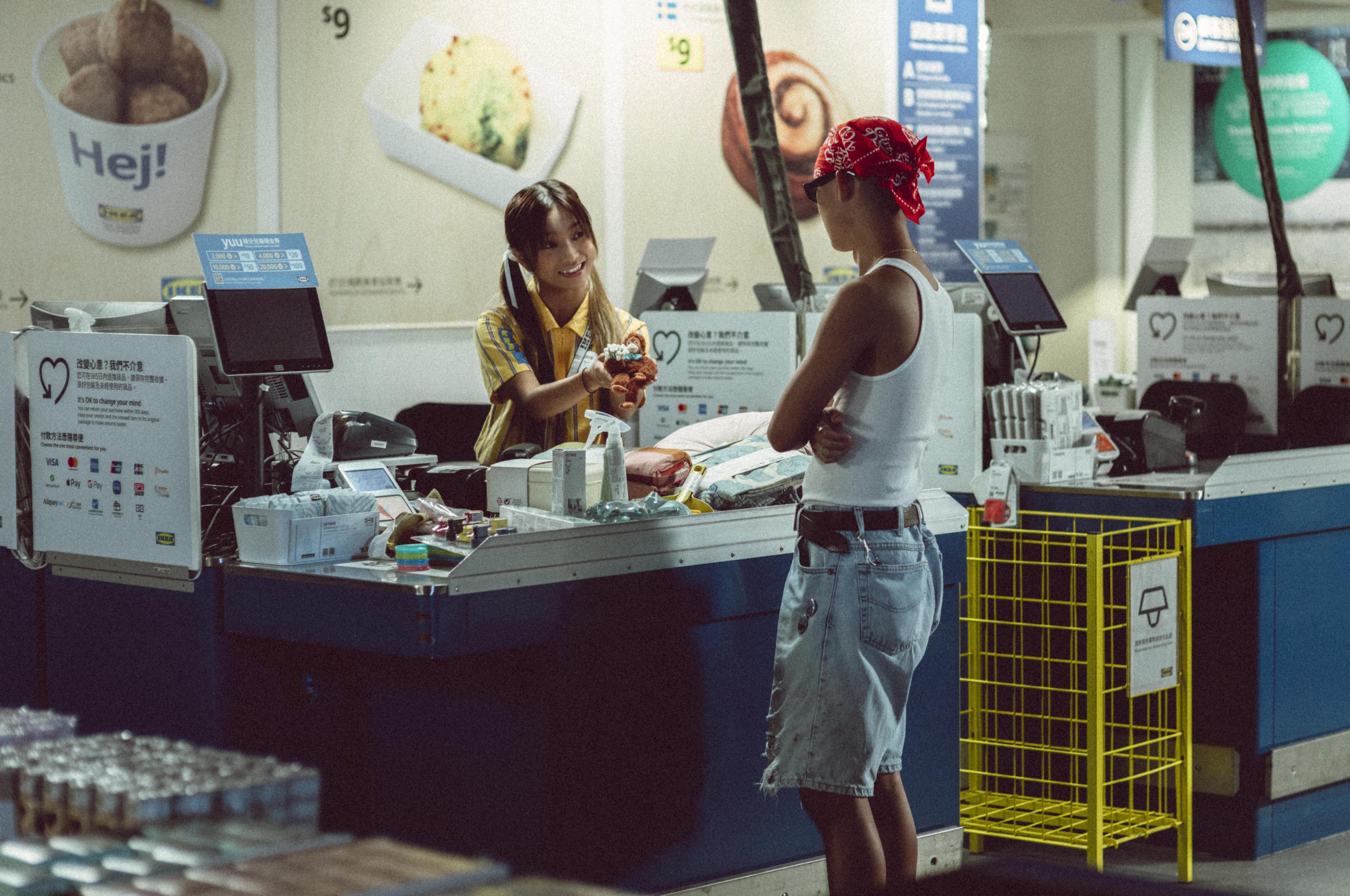 Moon Tang為新歌《房屋供應問題》拍MV接正黑雨紅雨,搞到拍攝改期又滯留。