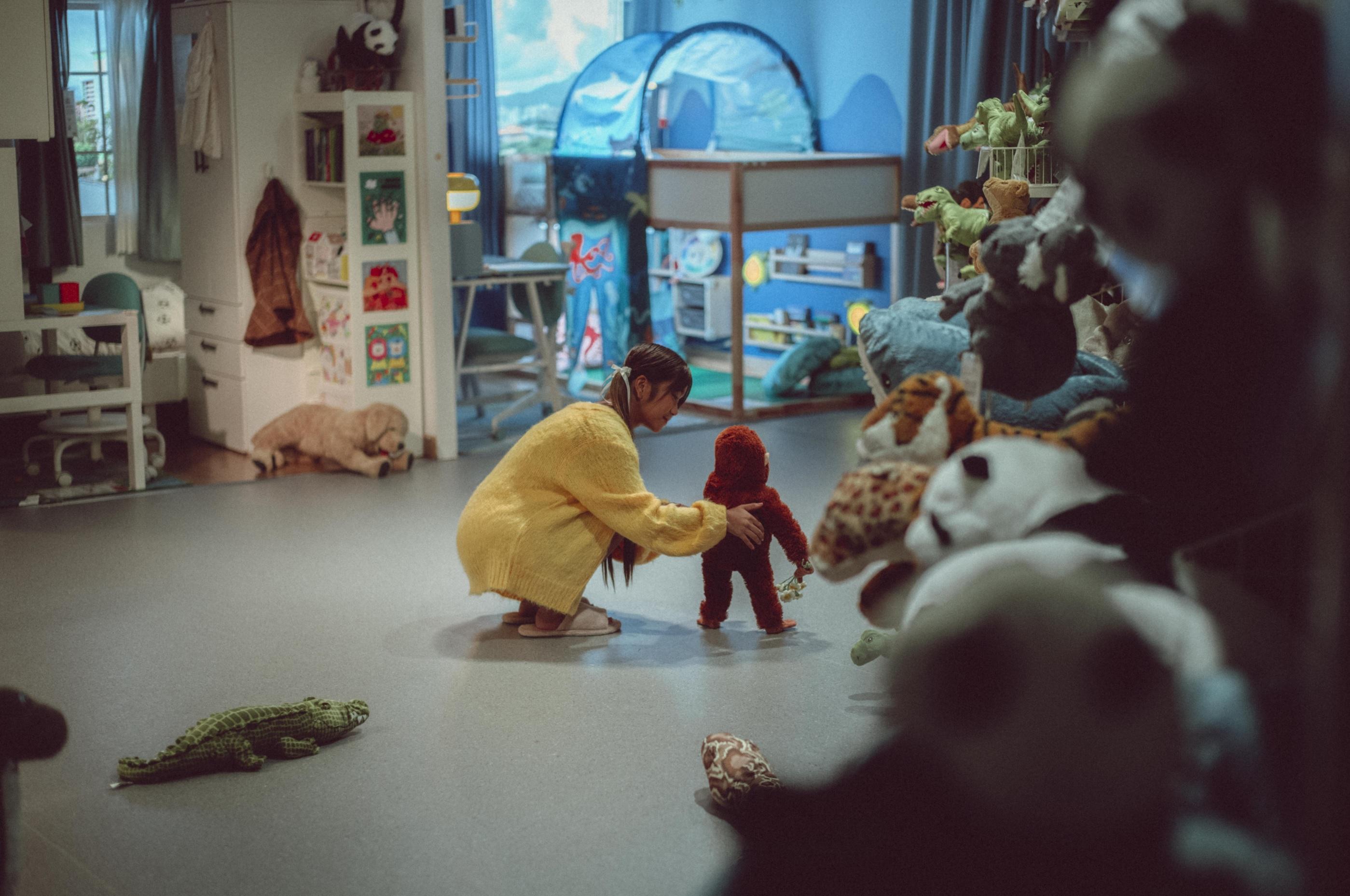 Moon Tang為新歌《房屋供應問題》拍MV接正黑雨紅雨,搞到拍攝改期又滯留。