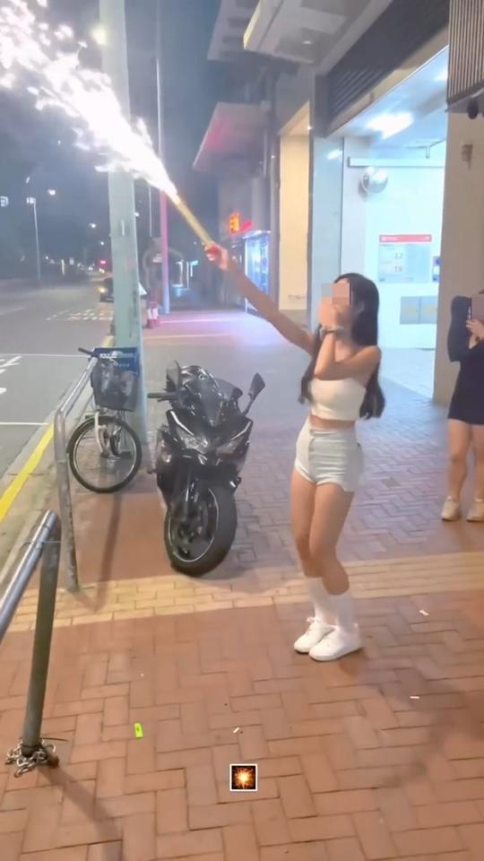 露腰熱褲少女疑在中秋節時於元朗街頭放煙花。(圖片來源:LIHKG討論區)