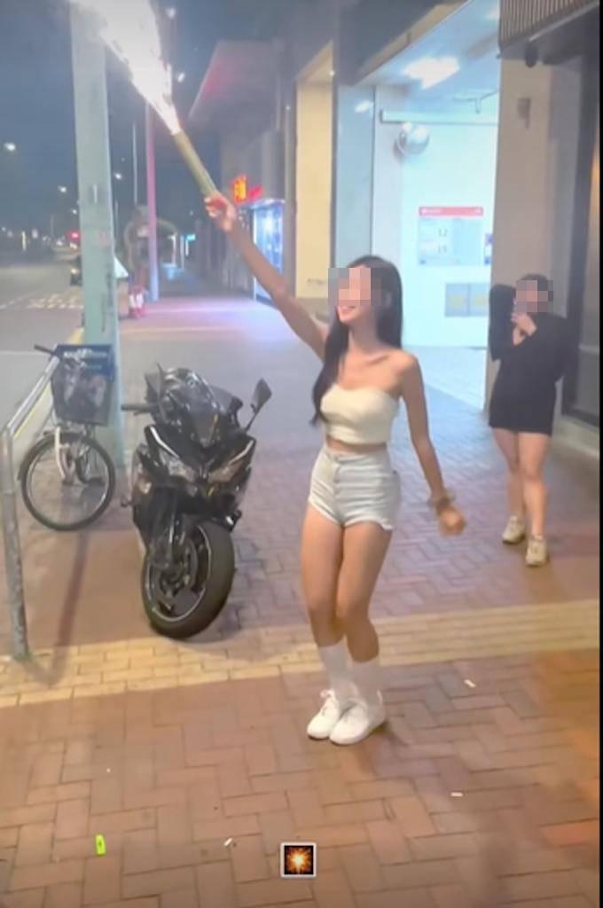 露腰熱褲少女疑在中秋節時於元朗街頭放煙花。(圖片來源:LIHKG討論區)