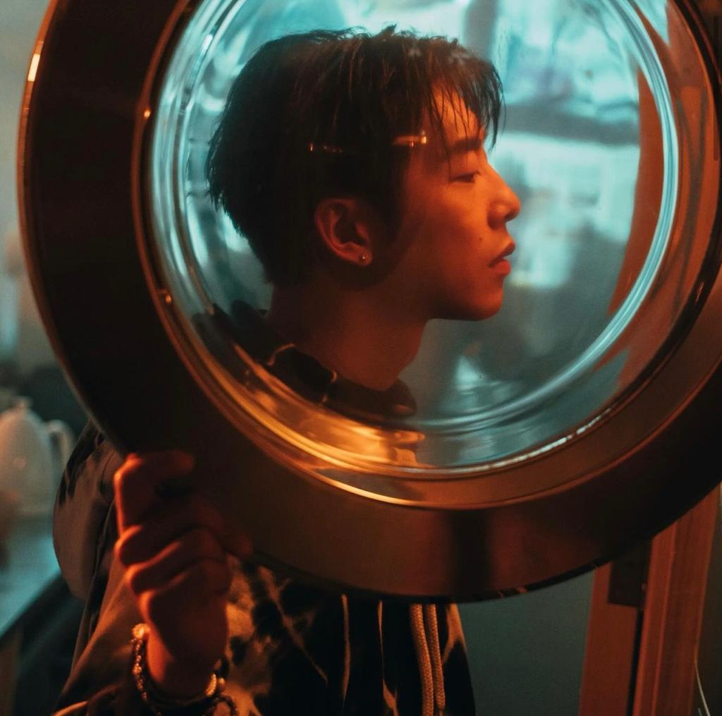 洪嘉豪上載4張照片,請網民為新歌《只要你不尷尬》投選Cover。