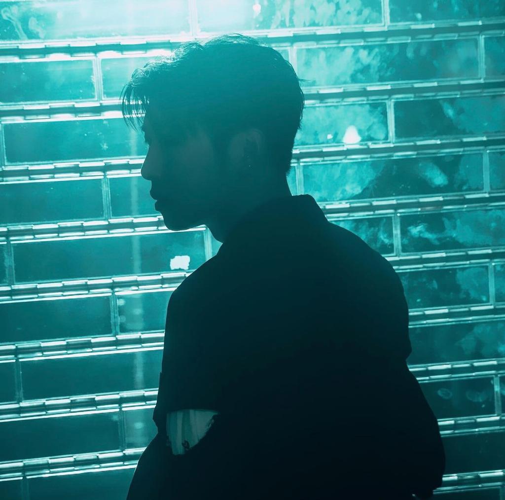 洪嘉豪上載4張照片,請網民為新歌《只要你不尷尬》投選宣傳照。