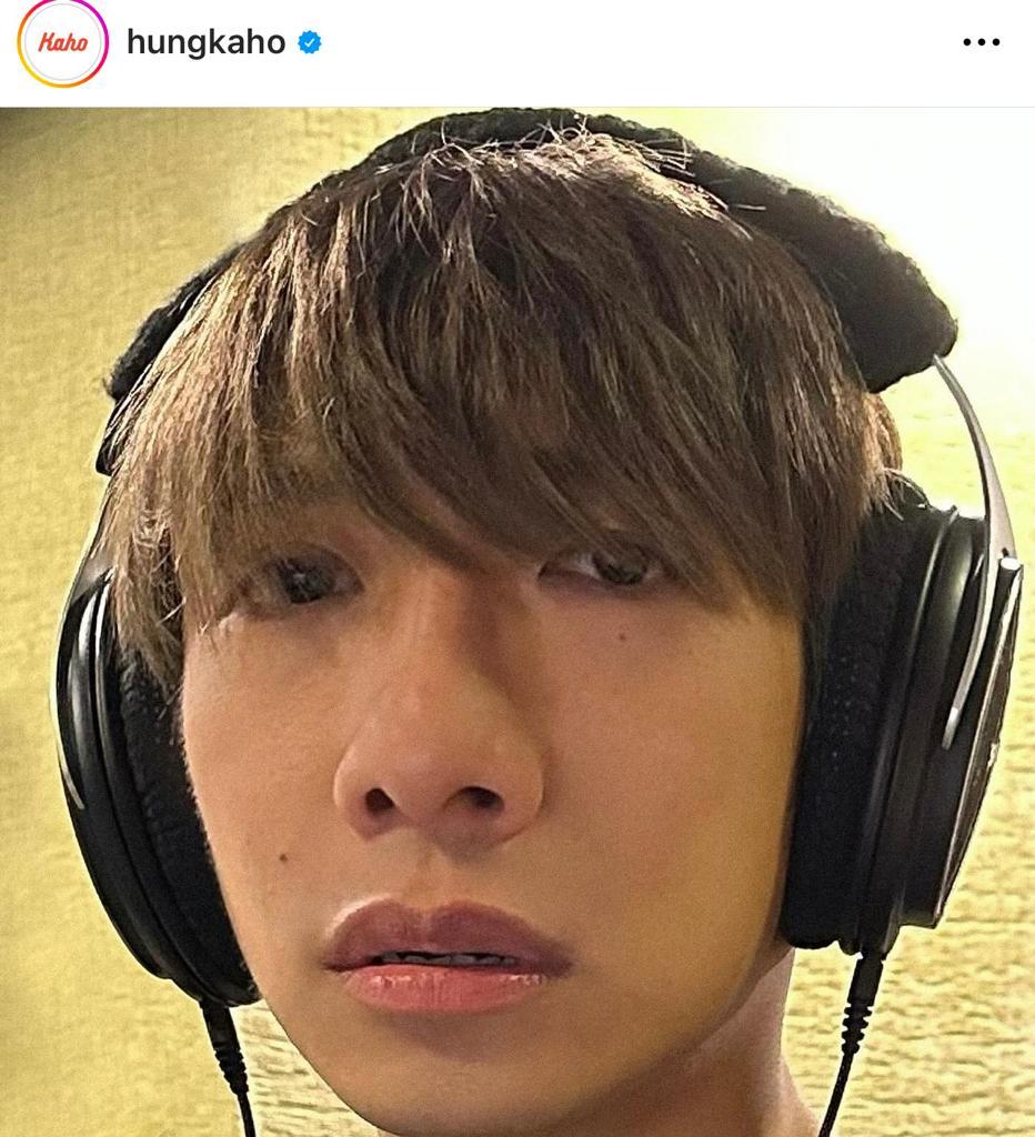 洪嘉豪上載4張照片,請網民為新歌《只要你不尷尬》投選宣傳照。