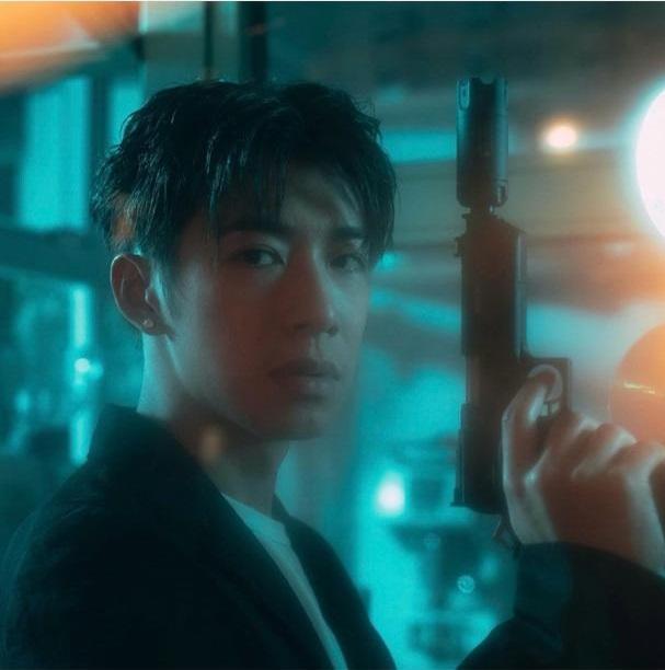 洪嘉豪上載4張照片,請網民為新歌《只要你不尷尬》投選宣傳照。