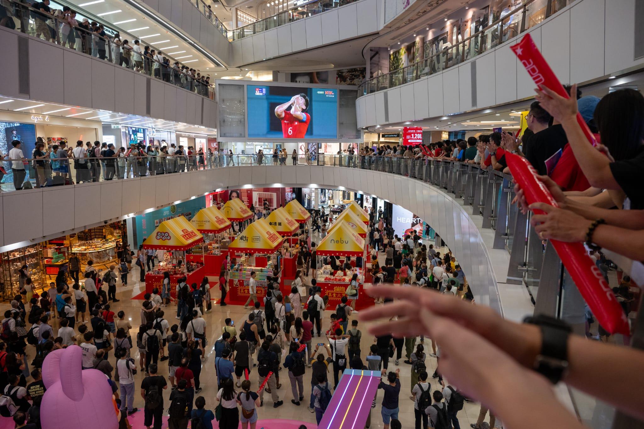 市民在商場為港隊打氣。(陳奕釗攝)
