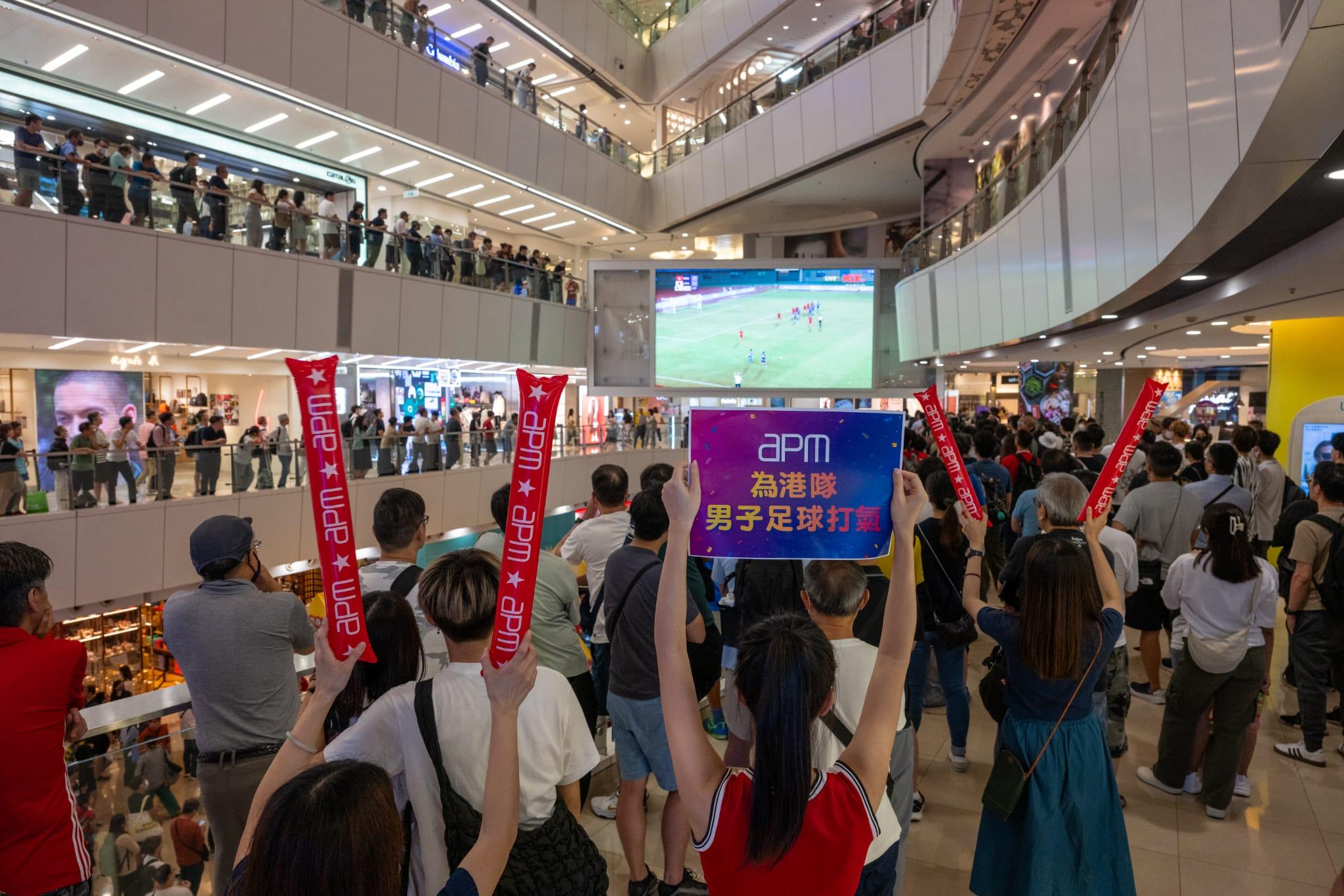 市民在商場為港隊打氣。(陳奕釗攝)