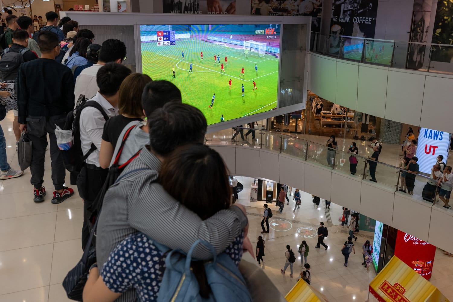 市民在商場為港隊打氣。(陳奕釗攝)