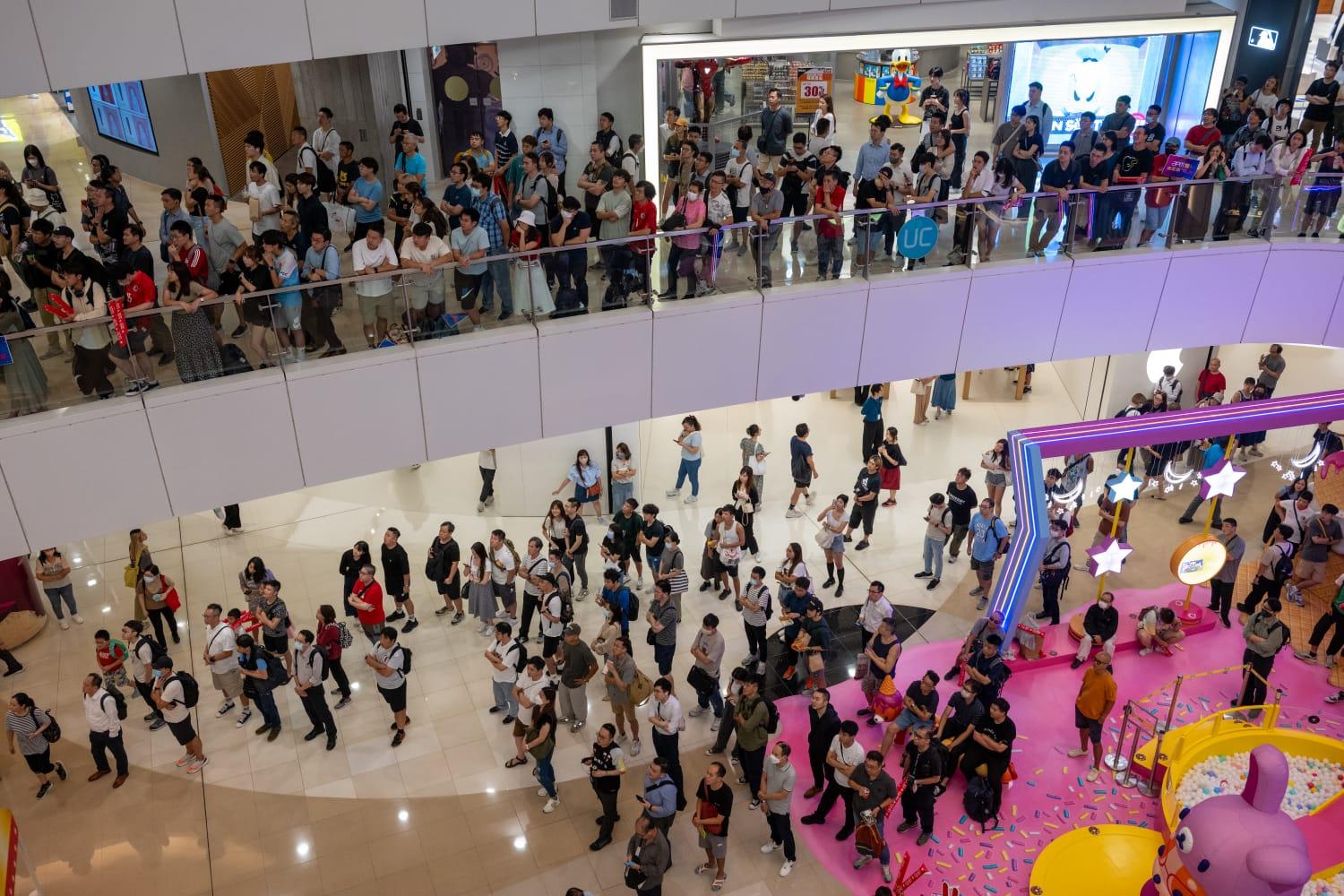 市民在商場為港隊打氣。(陳奕釗攝)