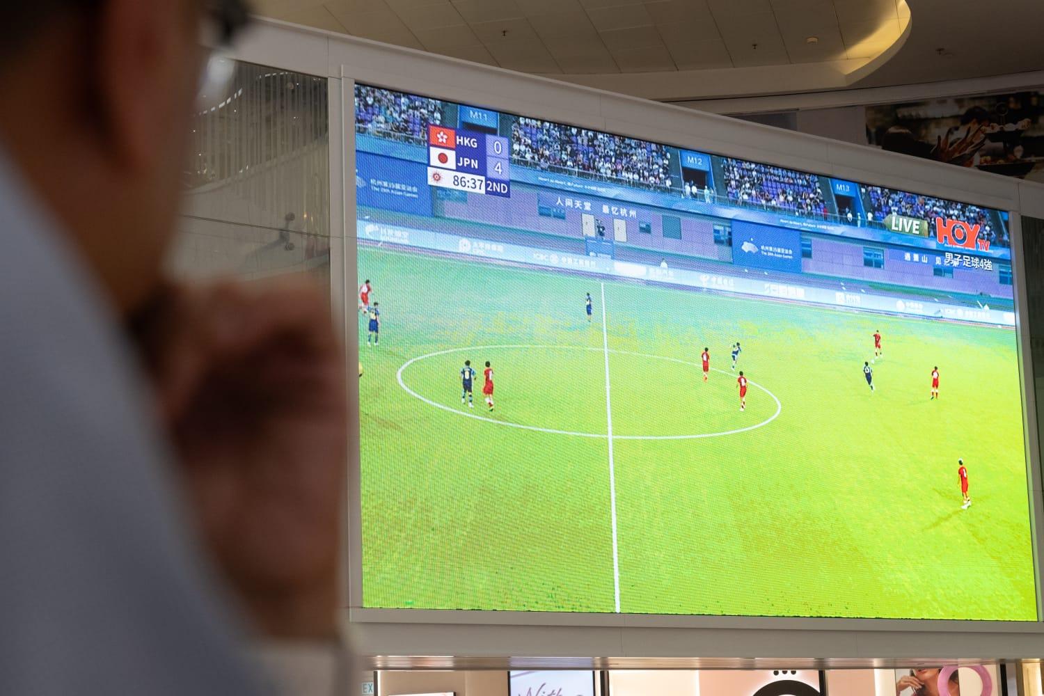 市民在商場為港隊打氣。(陳奕釗攝)