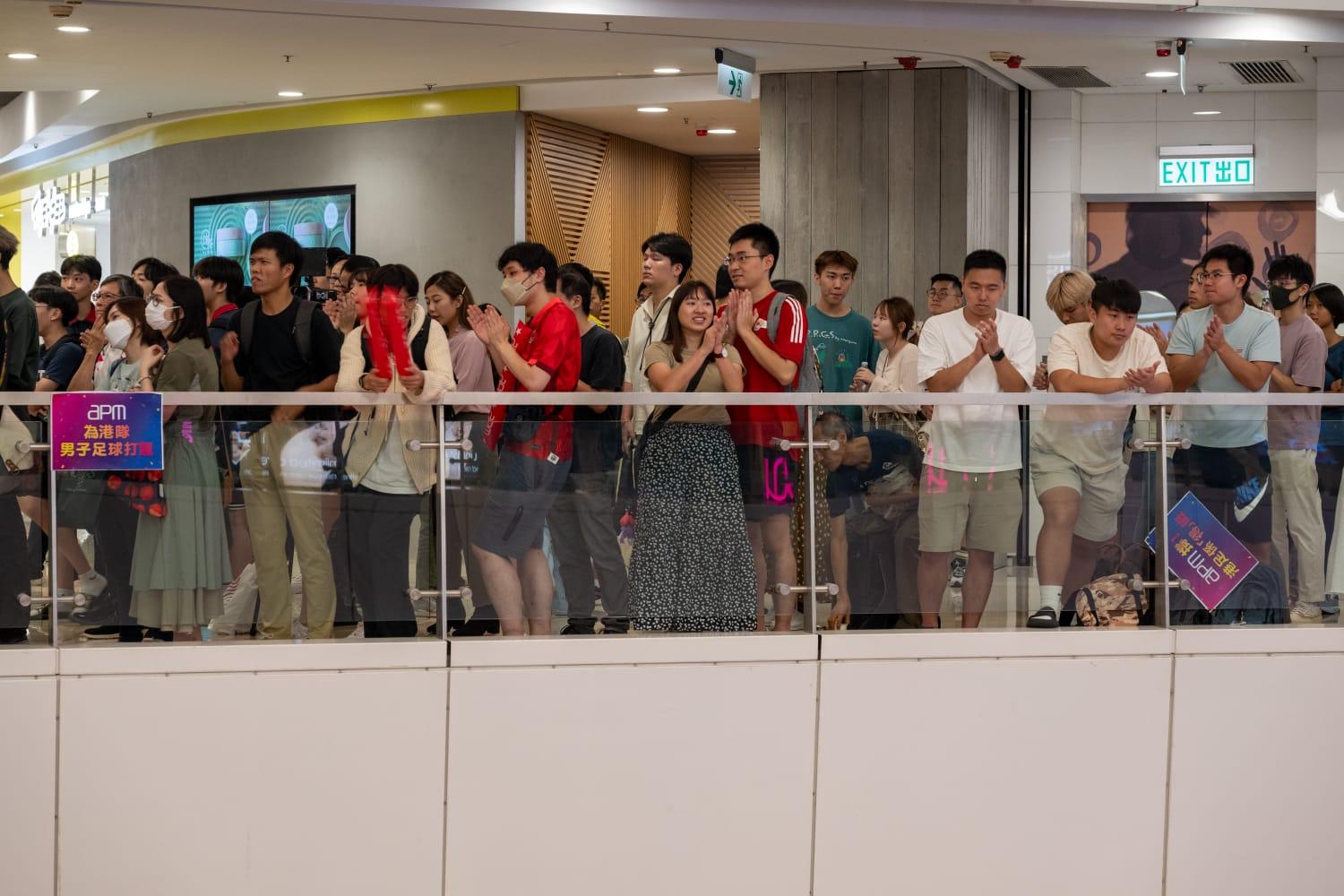 市民在商場為港隊打氣。(陳奕釗攝)