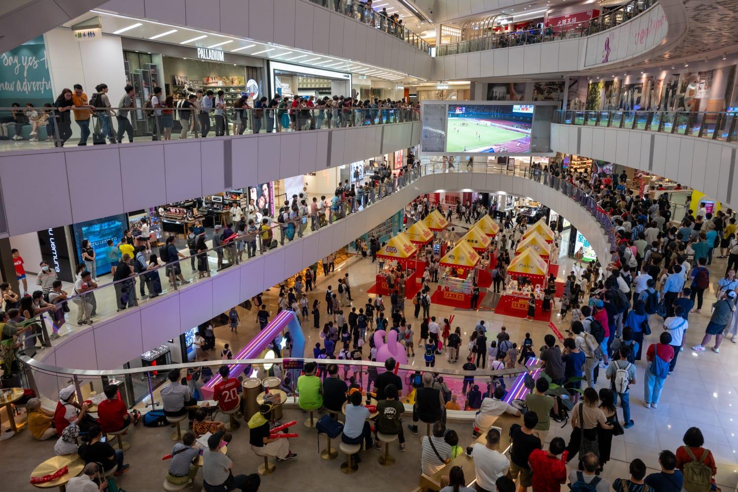 市民在商場為港隊打氣。(陳奕釗攝)