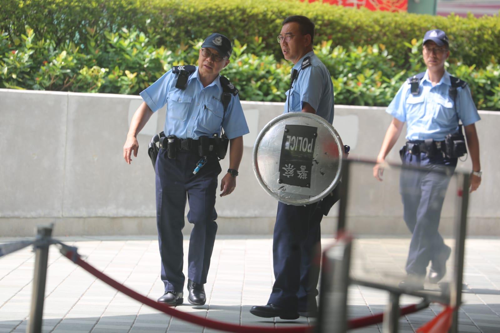 政府總部天橋入口附近發生傷人案,警員接報持盾到場戒備。