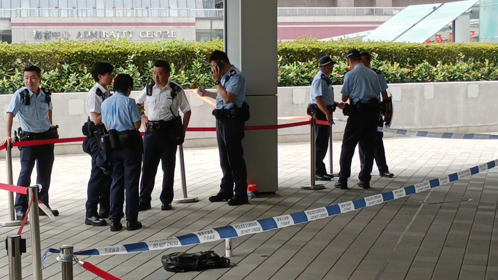 政府總部天橋入口附近發生傷人案,警員接報到場調查。