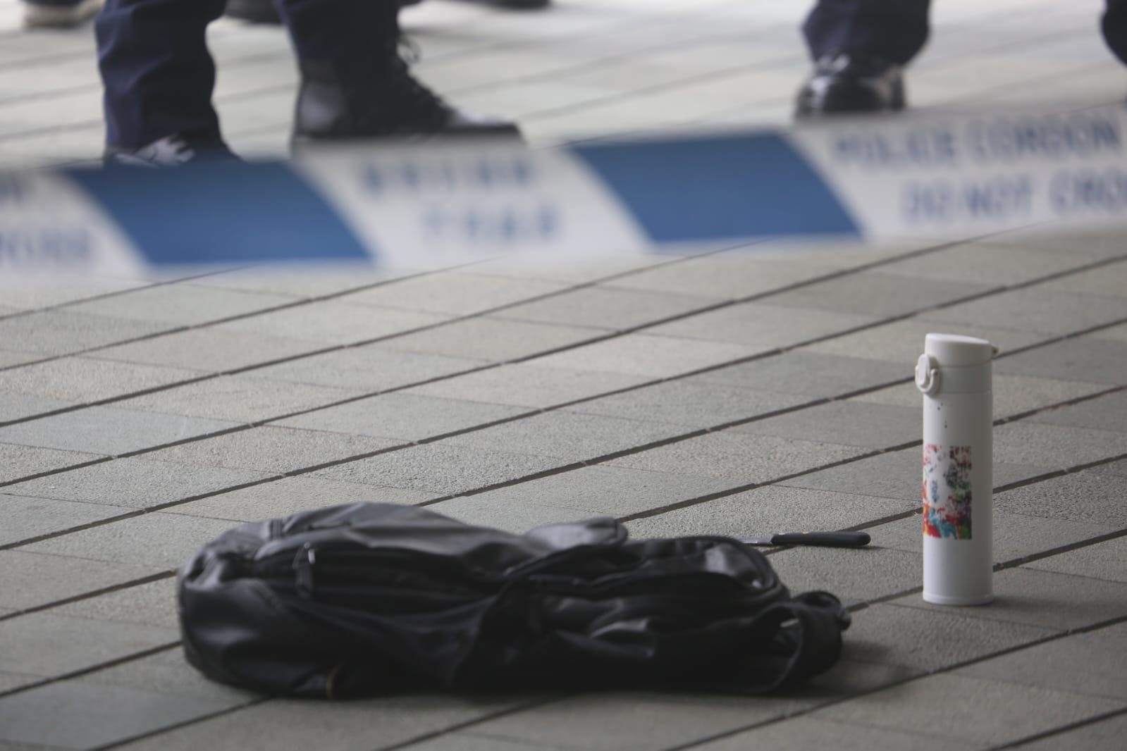 政府總部天橋入口附近發生傷人案,現場遺下一個相信屬於疑兇的背囊。