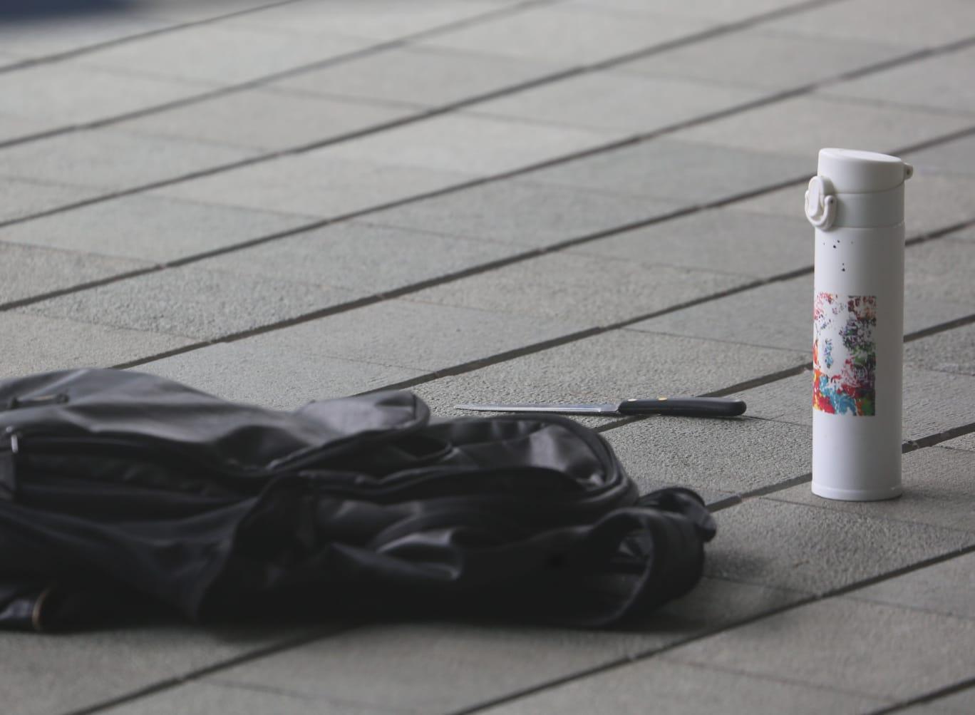 政府總部天橋入口附近發生傷人案,現場遺下一個相信屬於疑兇的背囊和一把生果刀。