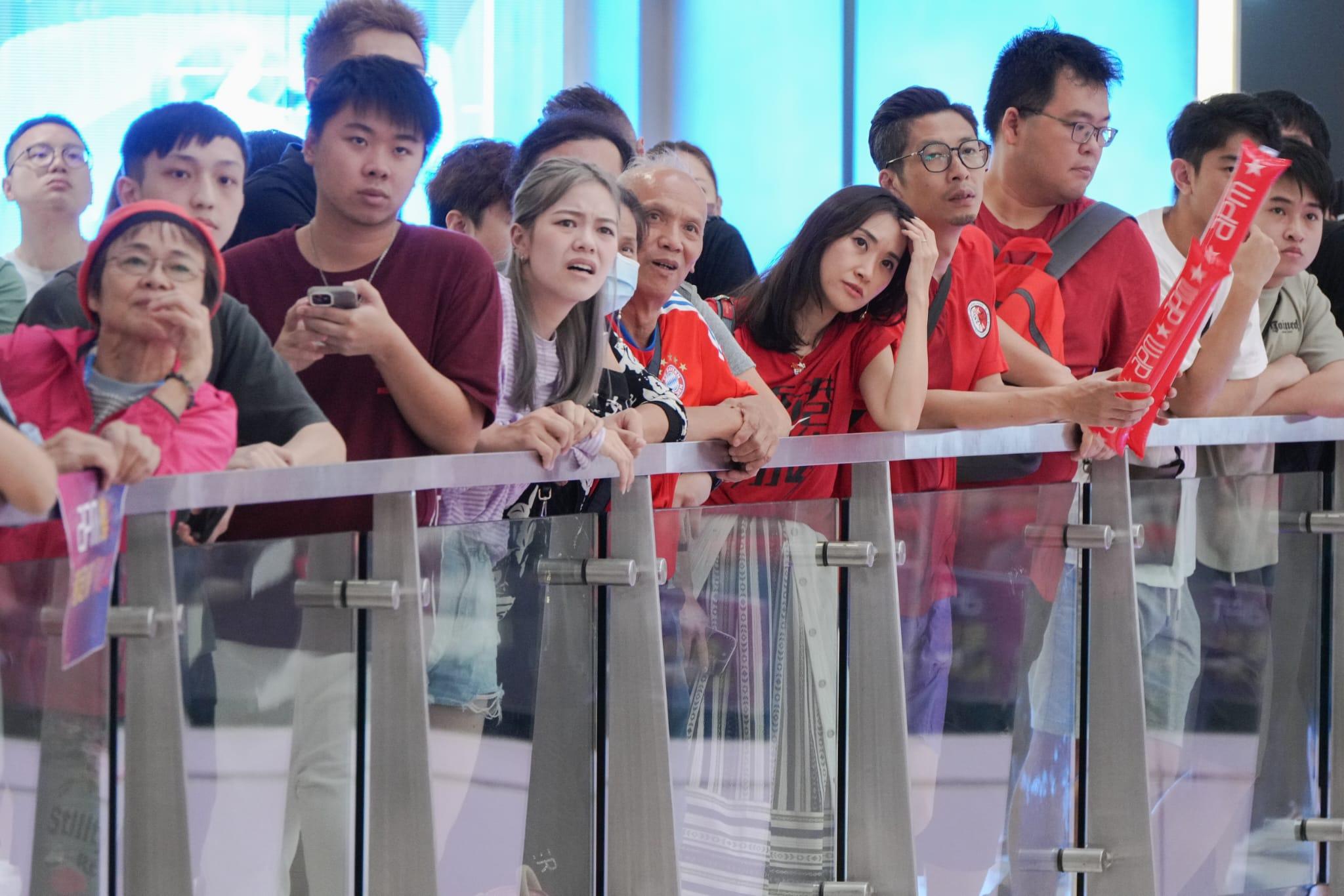 不少市民在商場觀賞香港隊出戰銅牌賽。(李睿哲攝)