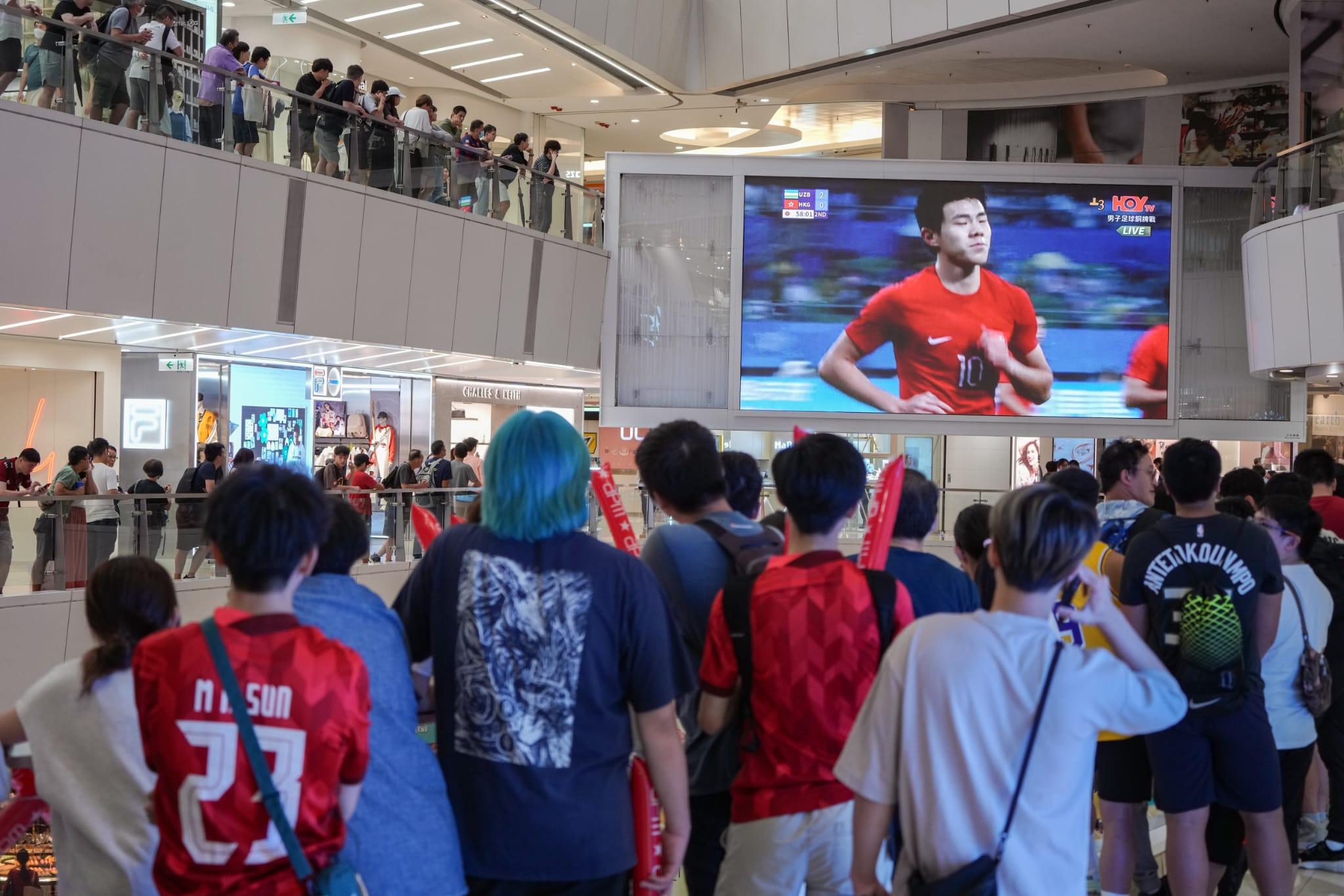不少市民在商場觀賞香港隊出戰銅牌賽。(李睿哲攝)