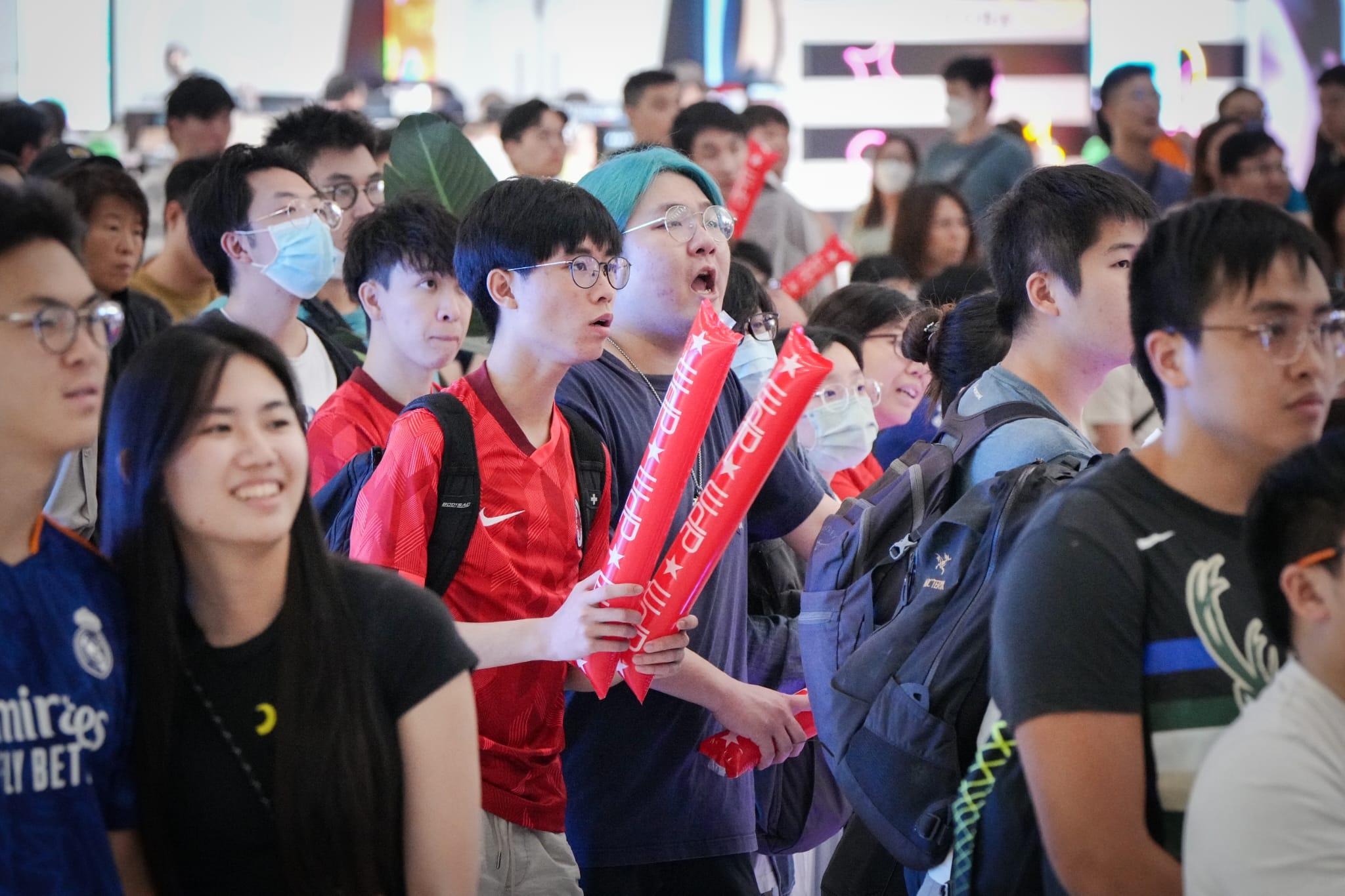 不少市民在商場觀賞香港隊出戰銅牌賽。(李睿哲攝)