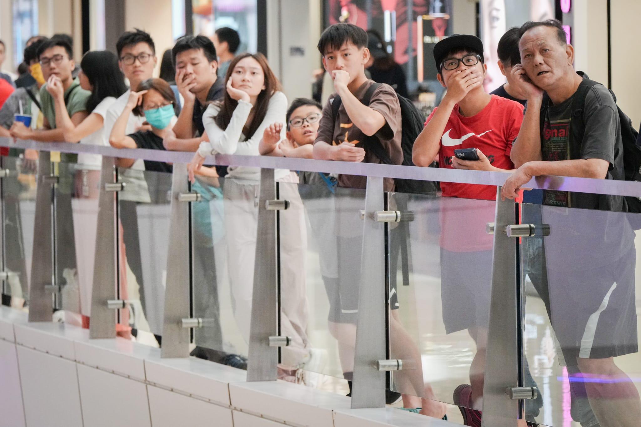 不少市民在商場觀賞香港隊出戰銅牌賽。(李睿哲攝)