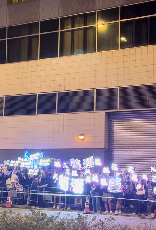 MIRROR完成團綜拍攝抵港,機場VIP通道兩旁馬路企滿接機粉絲。