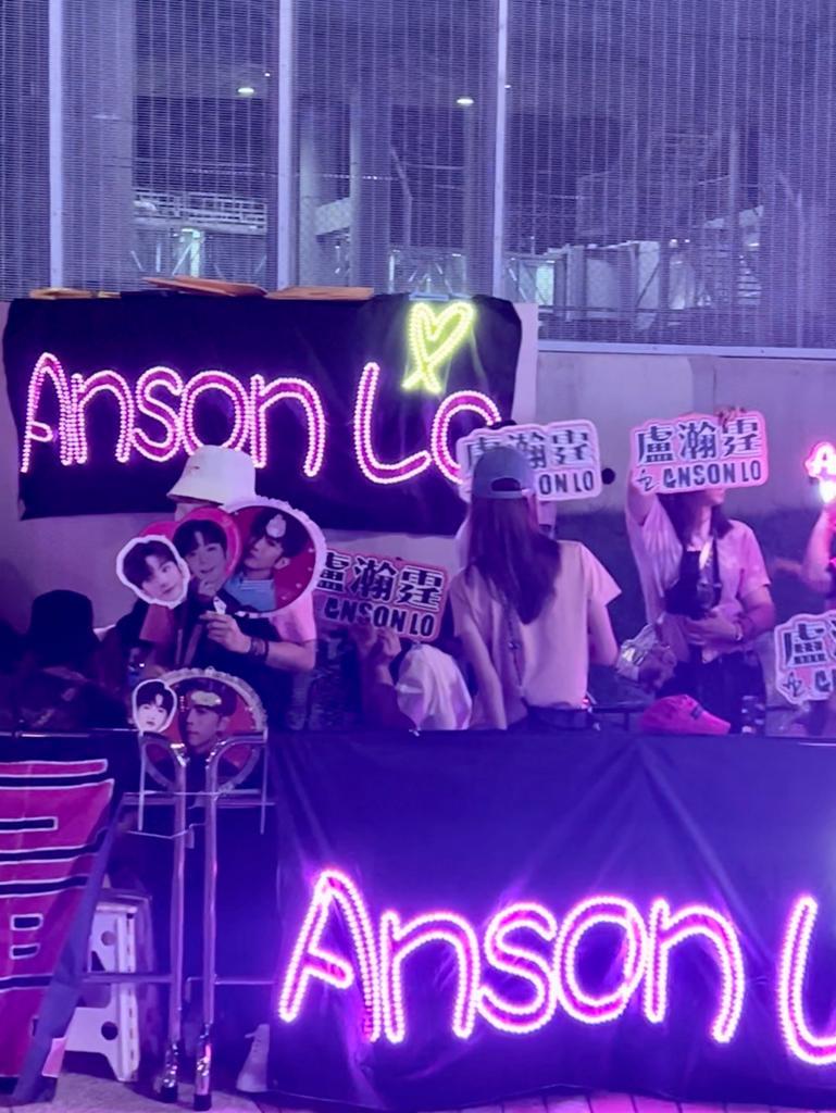 MIRROR完成團綜拍攝抵港,機場VIP通道兩旁馬路企滿接機粉絲。