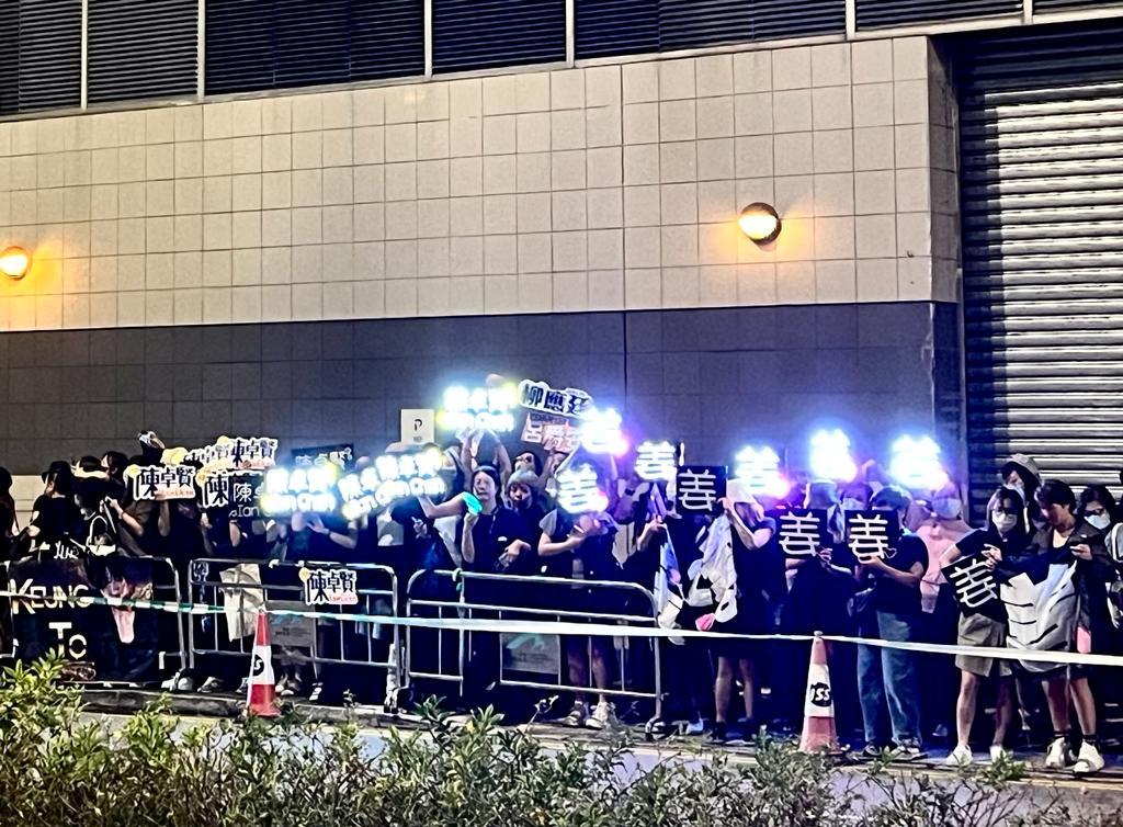 MIRROR完成團綜拍攝抵港,機場VIP通道兩旁馬路企滿接機粉絲。