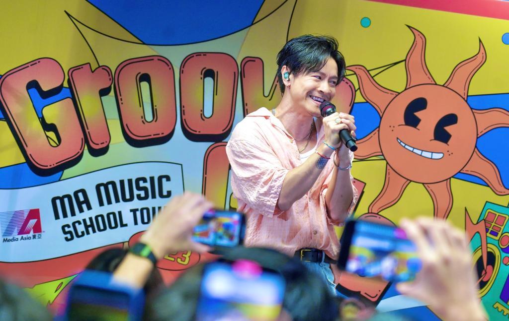 陳健安返母校演唱勁感頓。