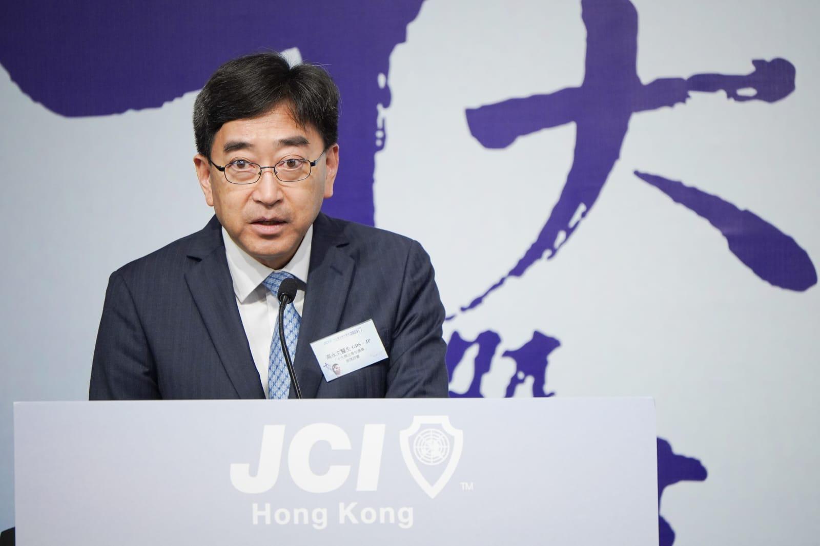 ⾸席評審、⾏政會議成員⾼永⽂致辭時勉勵青年人要不怕困難與挑戰。(李睿哲攝)