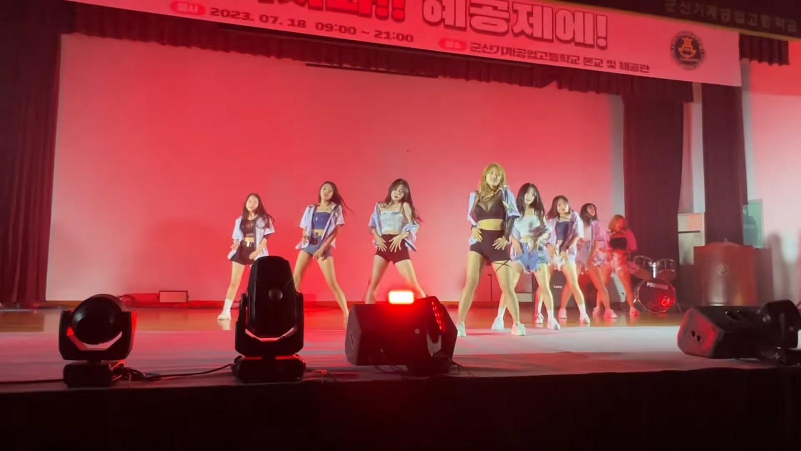 南韓女生電臀舞本身已令台下男校生尖叫不停(낌미니 截圖)