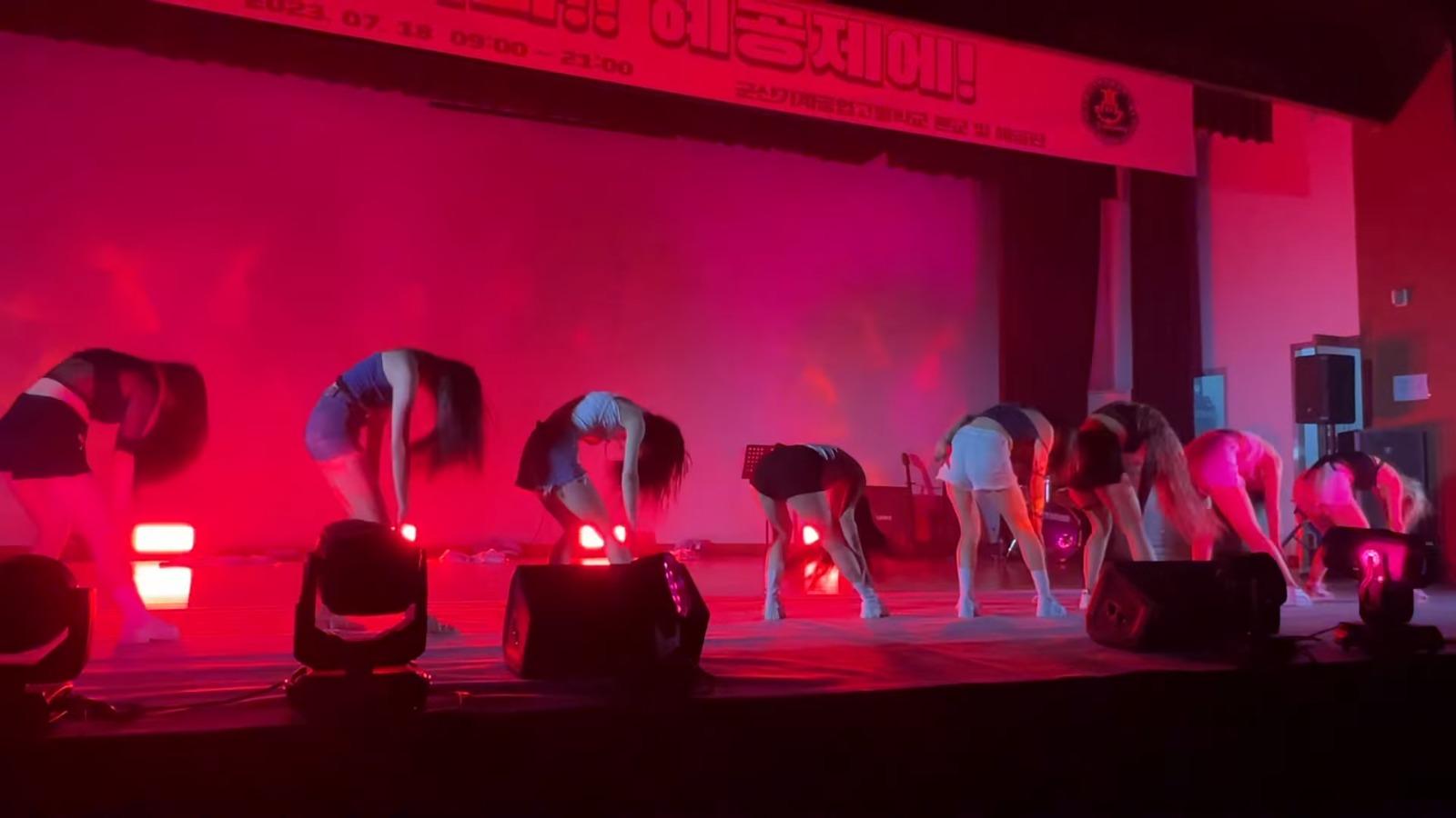 南韓女生電臀舞本身已令台下男校生尖叫不停(낌미니 截圖)