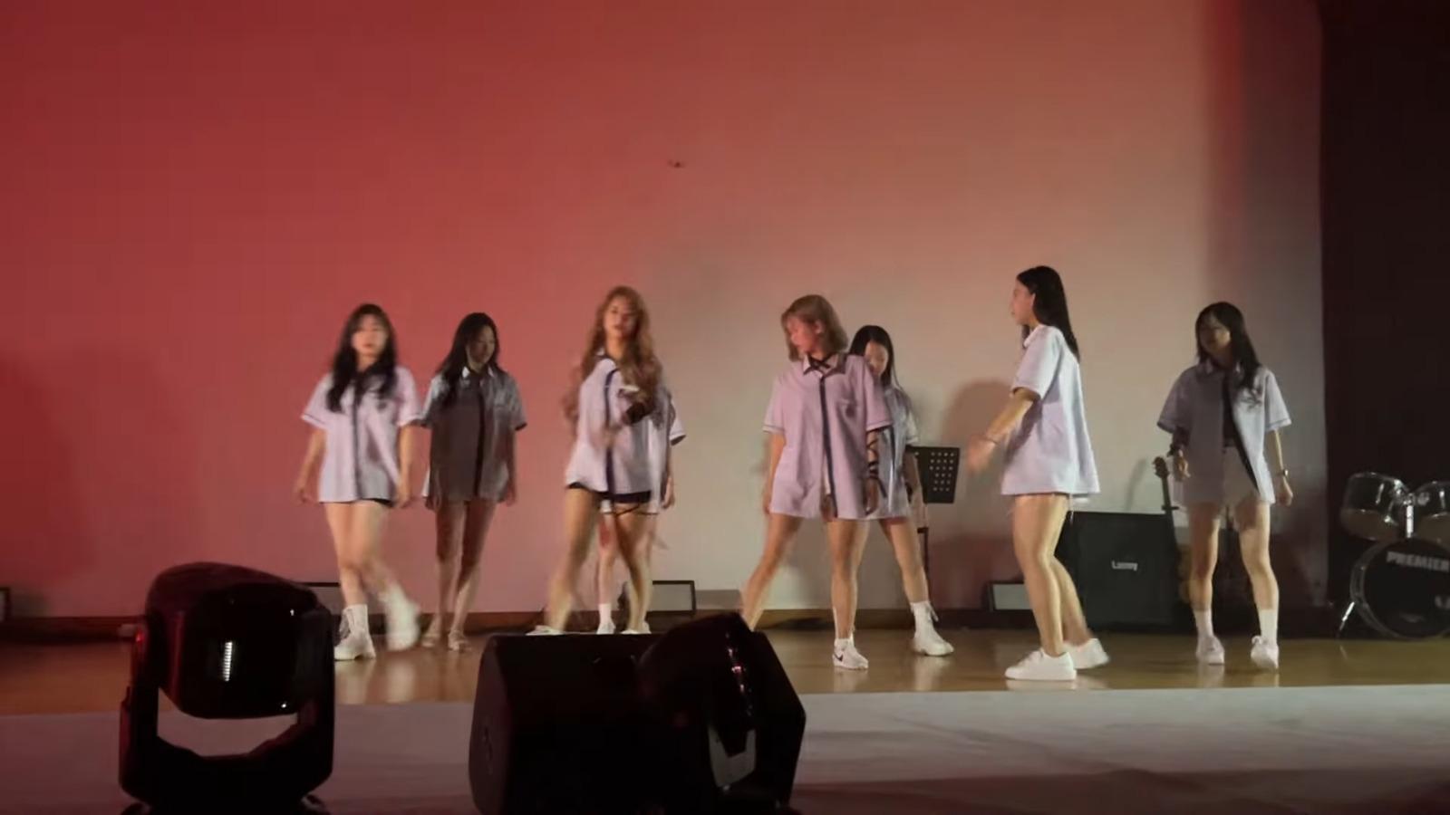 南韓女生電臀舞本身已令台下男校生尖叫不停(낌미니 截圖)