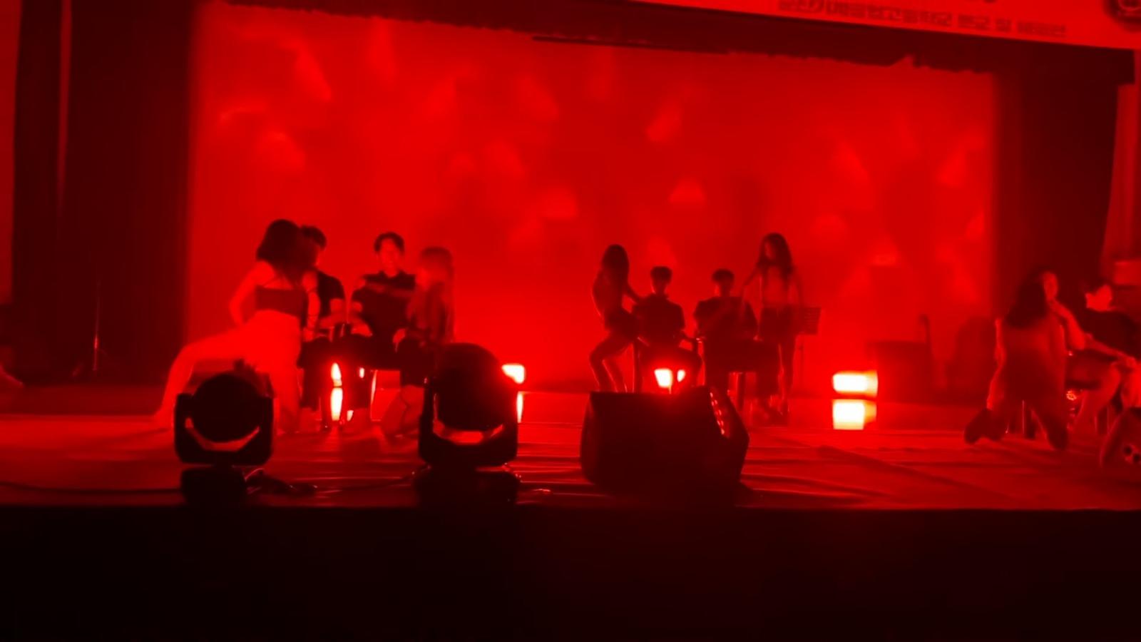 南韓女生電臀舞,更邀請男校生上台親密接觸(낌미니 截圖)