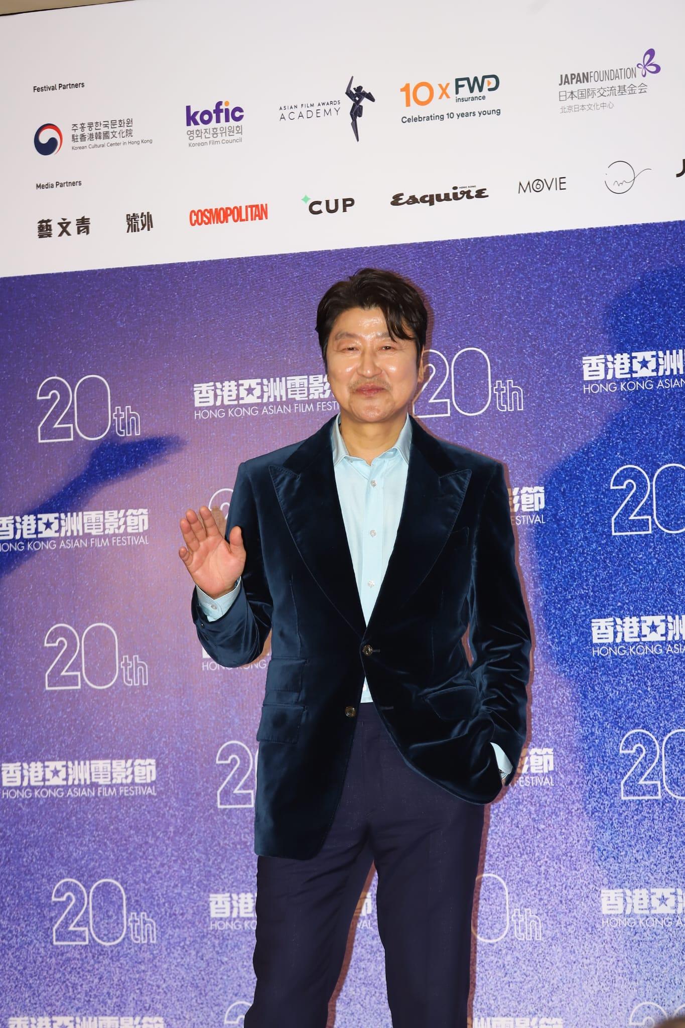 康城影帝宋康昊出席香港亞洲電影節為開幕電影《韓戲逼人》宣傳,以廣東話跟觀眾打招呼。(羅錦鴻攝)