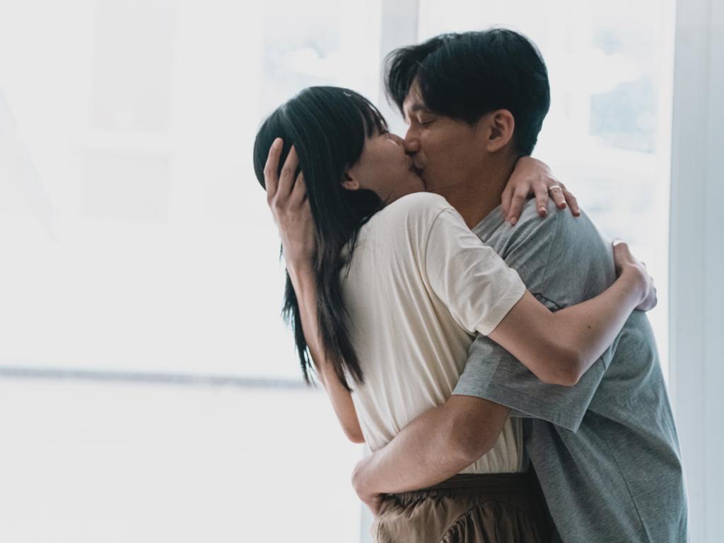 盧鎮業與陳漢娜在《年少日記》演夫妻,有不少親密戲份。