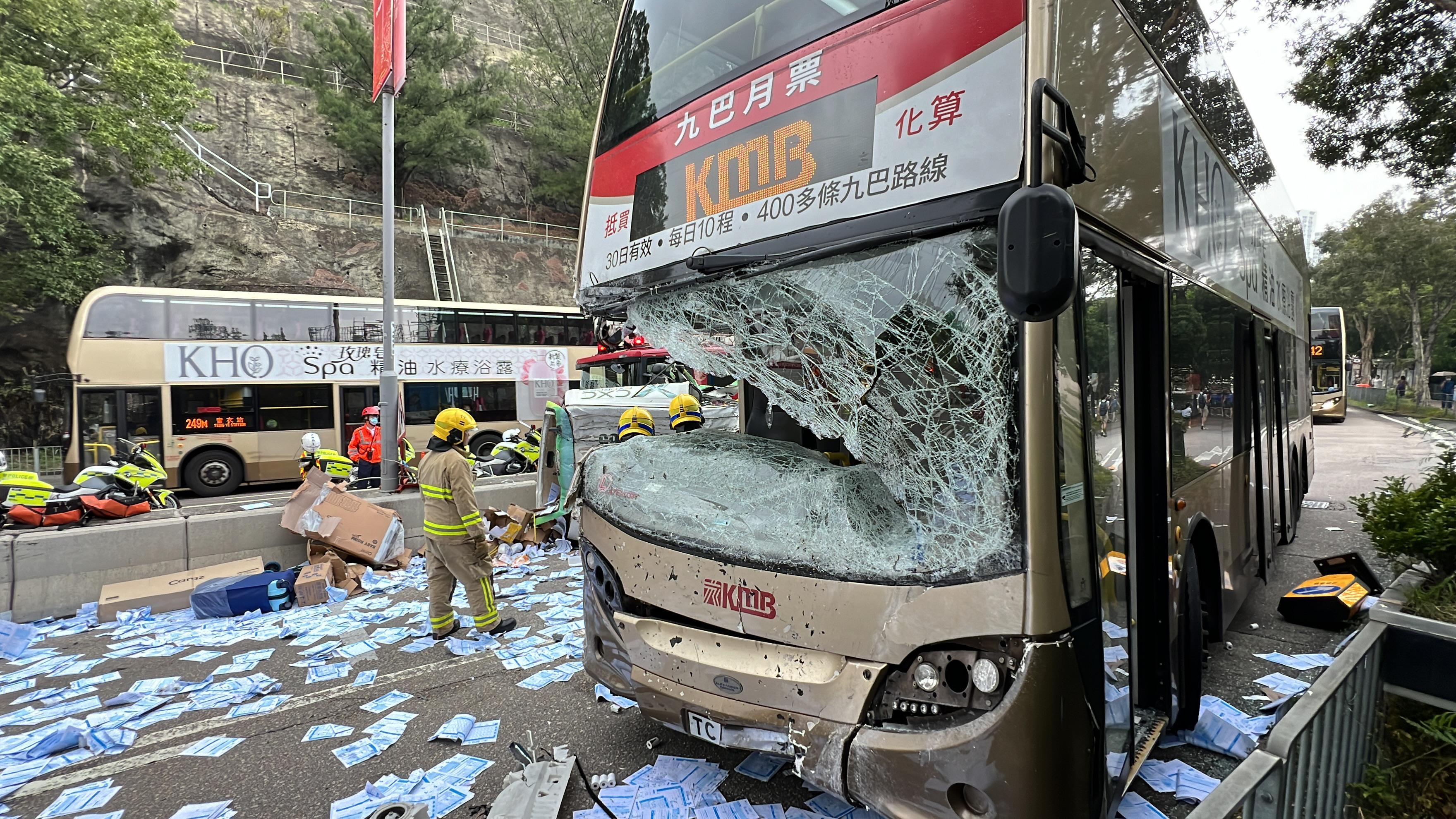 青衣客貨車越線撼巴士跟車工亡 客貨車司機涉毒駕及危駕被捕(更新)
