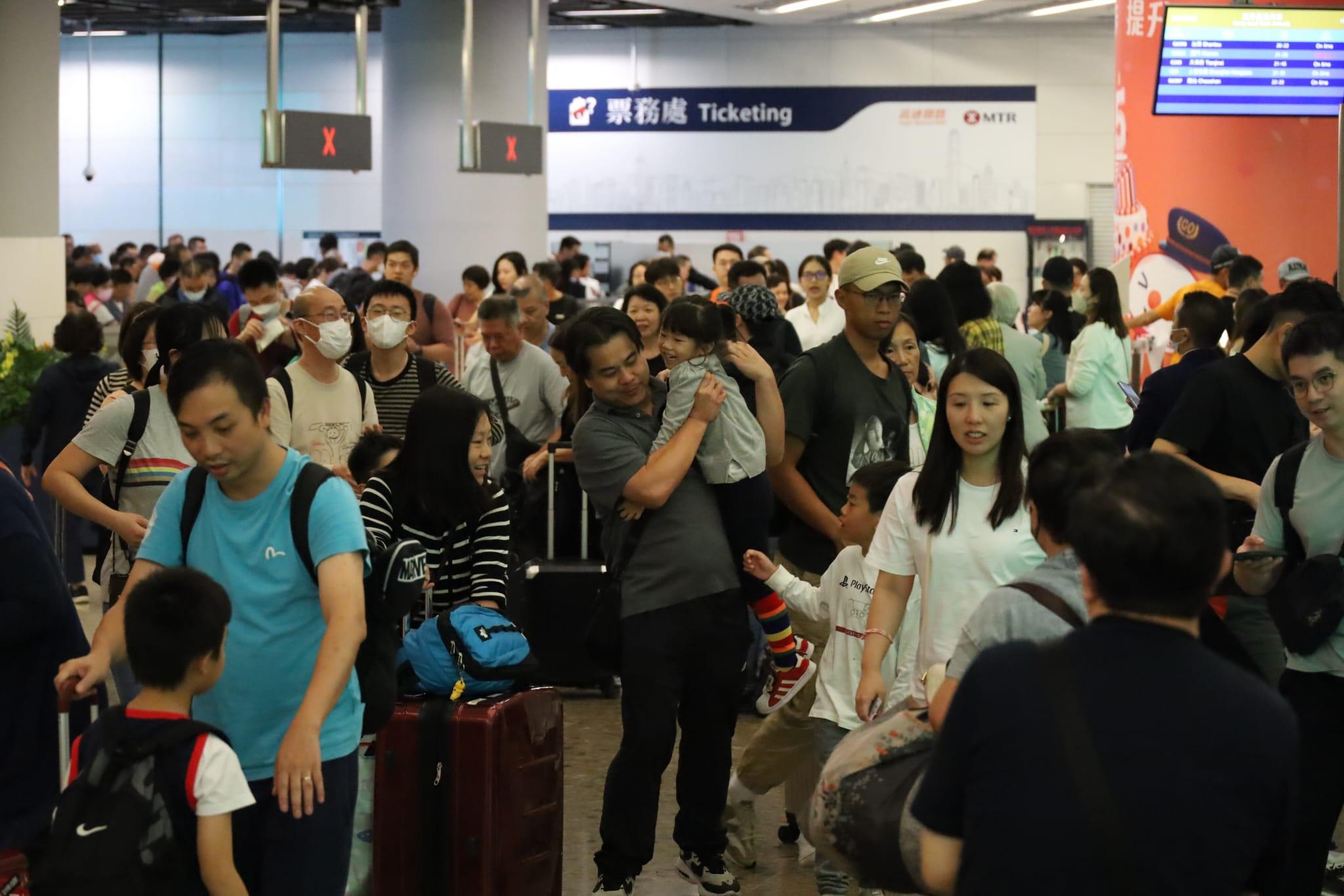 西九高鐵站大批港人回港。(鍾式明攝)