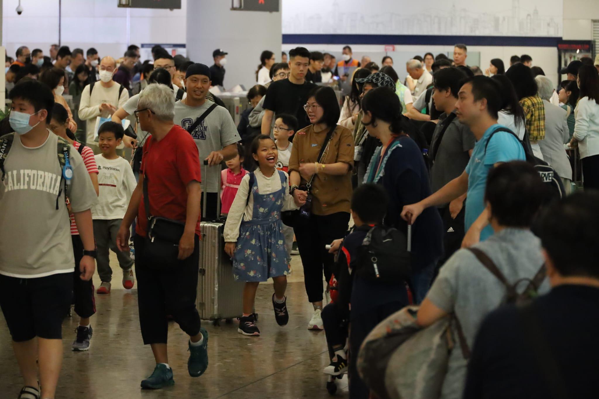 西九高鐵站大批港人回港。(鍾式明攝)