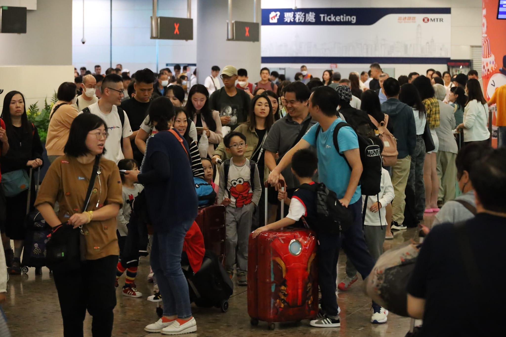 西九高鐵站大批港人回港。(鍾式明攝)