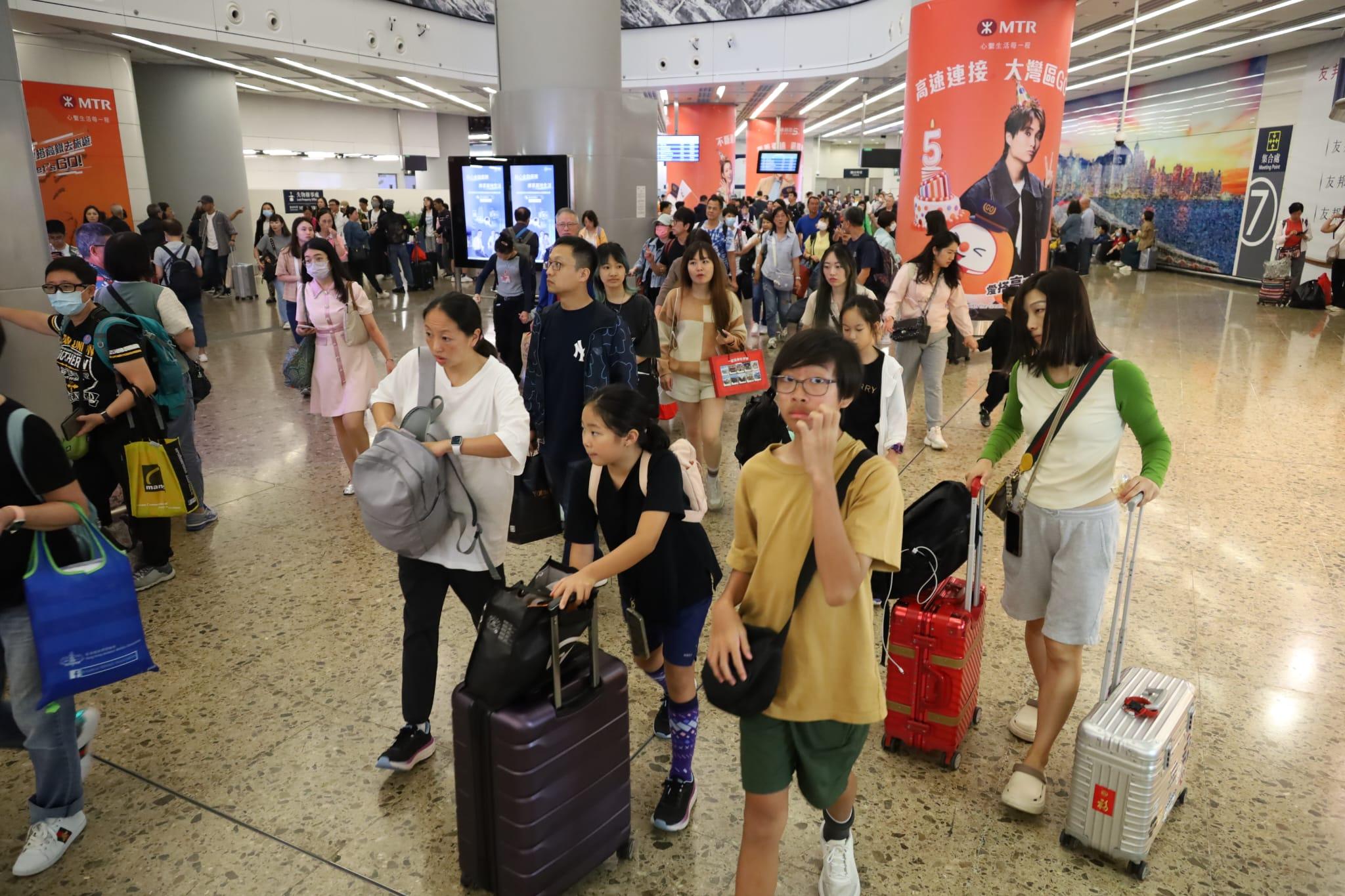 西九高鐵站大批港人回港。(鍾式明攝)