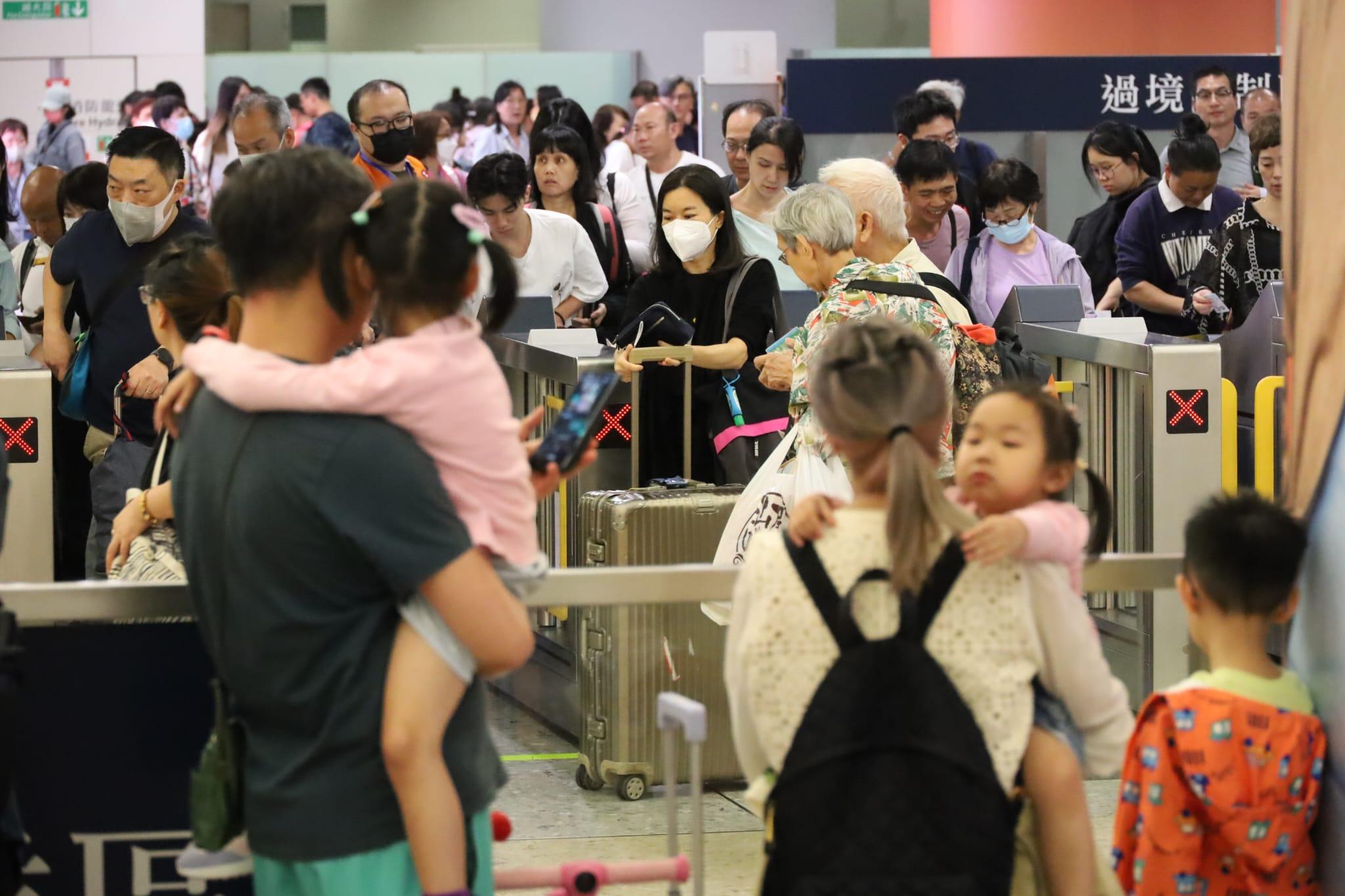 西九高鐵站大批港人回港。(鍾式明攝)