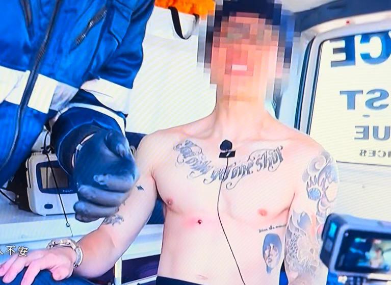 Mike導被橡膠子彈射入肉,要接受救治。(《無制限探險隊》截圖)