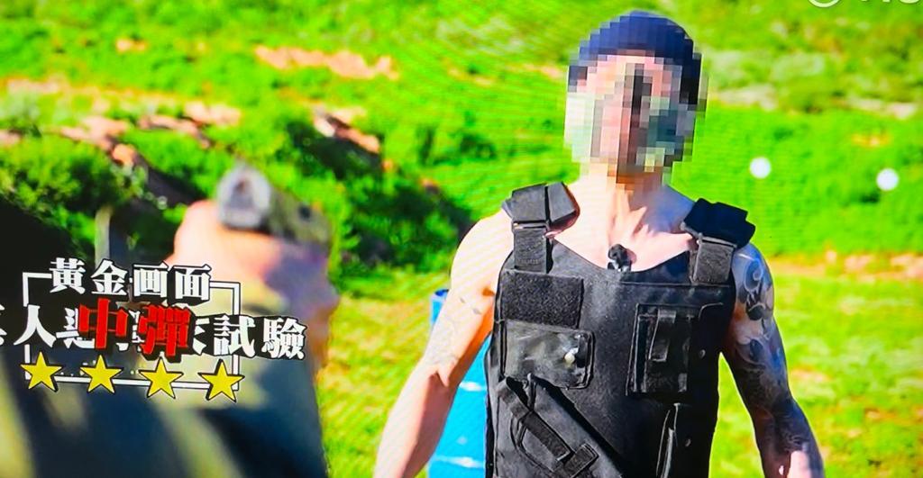 Mike導決定拿走防彈板再測試,痛到立即叫停。(《無制限探險隊》截圖)