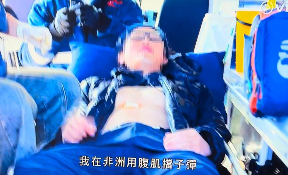 Mike導自言在非洲以腹肌擋子彈。(《無制限探險隊》截圖)