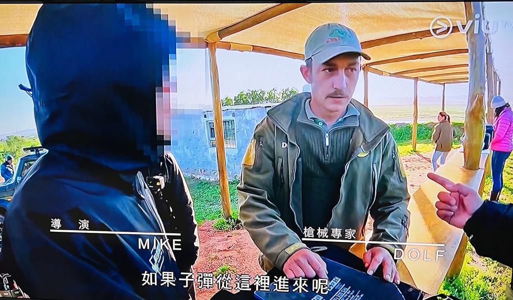 Mike導在《無制限探險隊》找來槍械專家協助測試避彈衣。