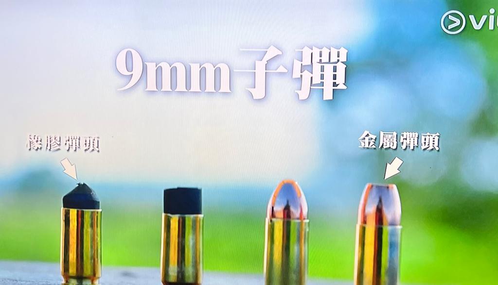 Mike導在《無制限探險隊》以橡膠子彈測試避彈衣。