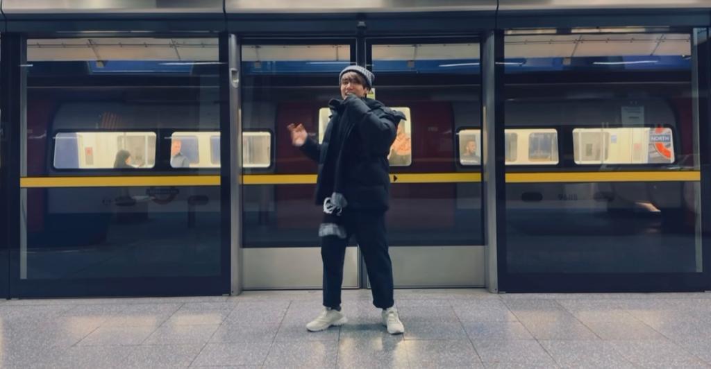 林家謙在倫敦地鐵站跳唱《特倫斯夢遊仙境》,網民要求在金鐘站重演。(截圖)