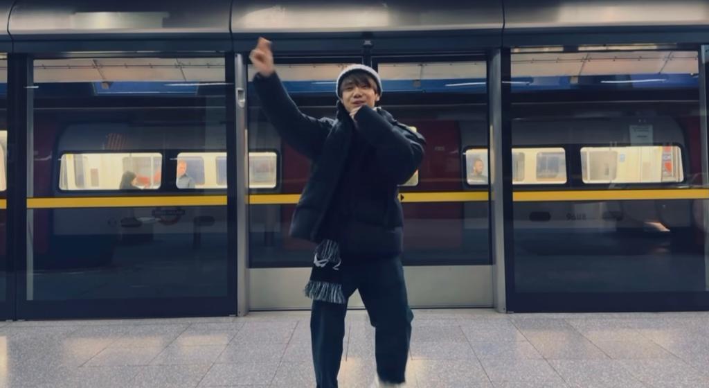 林家謙在倫敦地鐵站跳唱《特倫斯夢遊仙境》,表現雀躍。