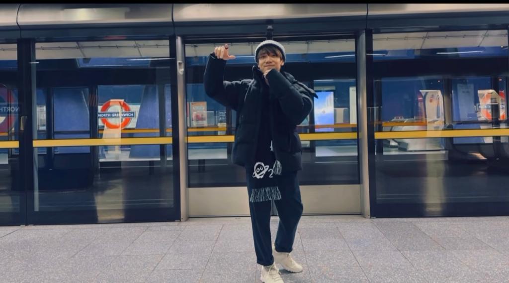 林家謙在倫敦地鐵站跳唱《特倫斯夢遊仙境》,表現雀躍。